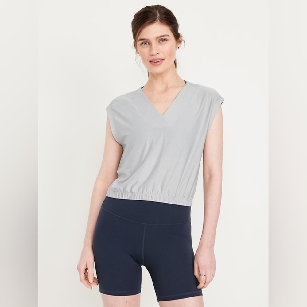 ✨2/$16✨Old Navy Women's Light Gray CloudMotion V-Neck Tank Crop Top - Picture 1 of 7